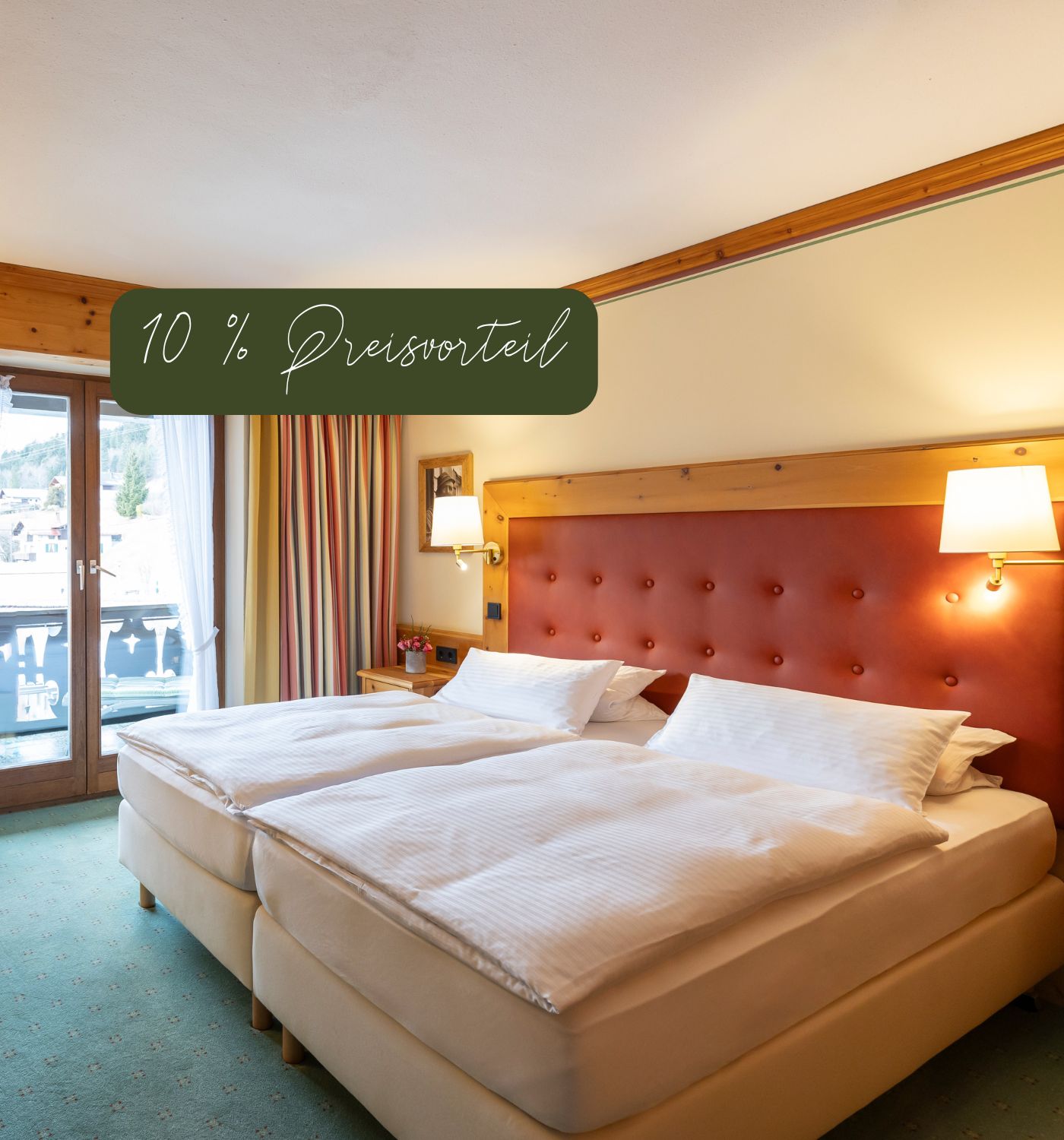 Doppelzimmer im Hotel Alpenglück mit gemütlicher Einrichtung, zwei Betten und Blick auf die Berglandschaft für einen entspannten Familienurlaub.