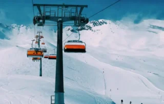 Blick auf den Skilift im Wintersportgebiet, der über eine schneebedeckte Piste führt, ideal für Winterurlauber und Skifahrer.