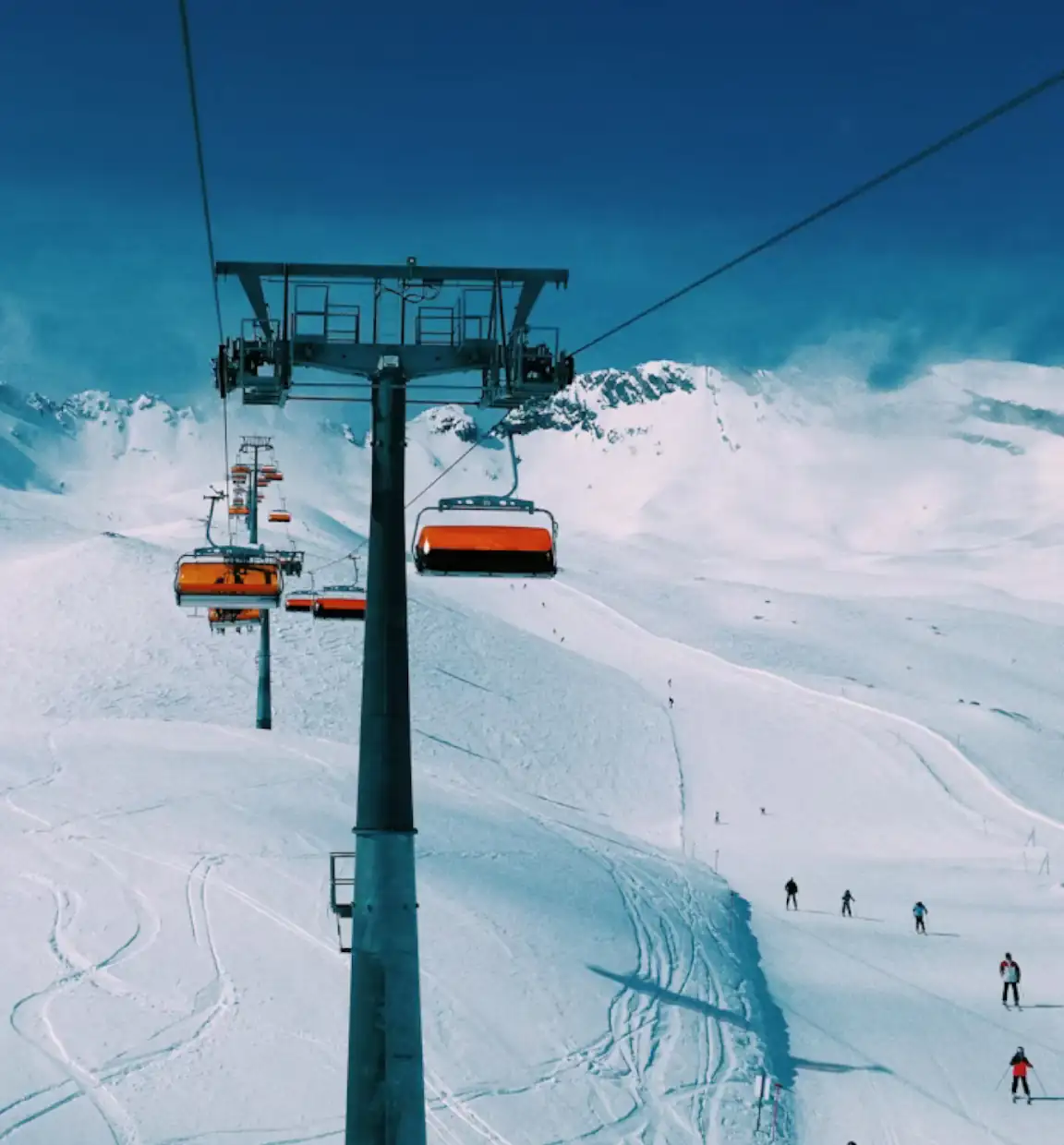 Blick auf den Skilift im Wintersportgebiet, der über eine schneebedeckte Piste führt, ideal für Winterurlauber und Skifahrer.